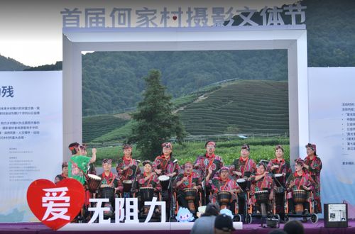 一場(chǎng)攝影展的布展能有多“野”？霞光里的何家村等你賞圖賞風(fēng)景